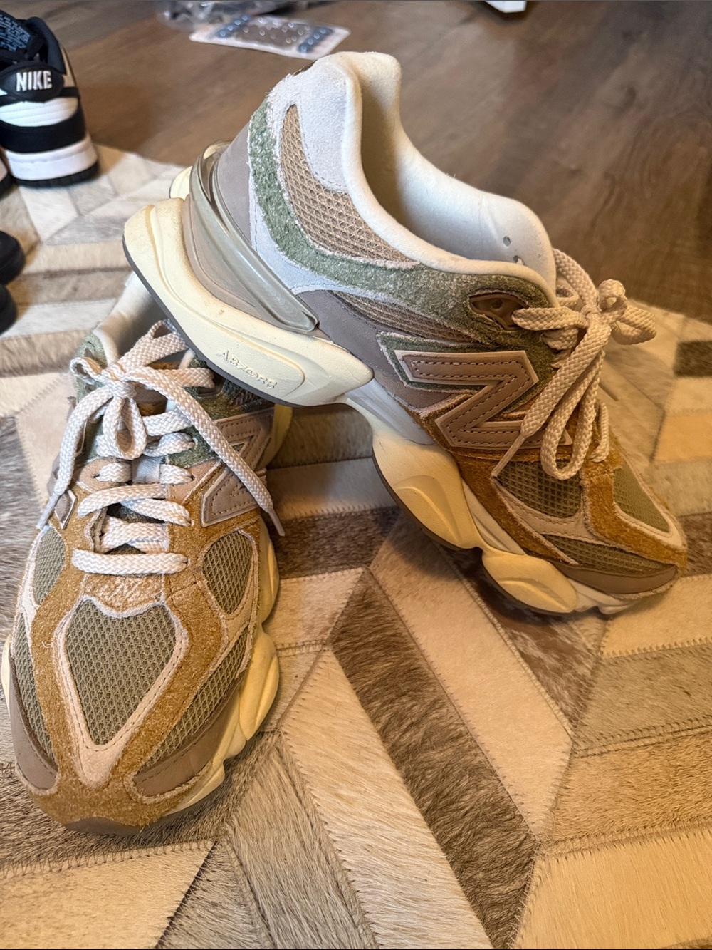 Like New - New Balance 9060 - Picture 2 of 4